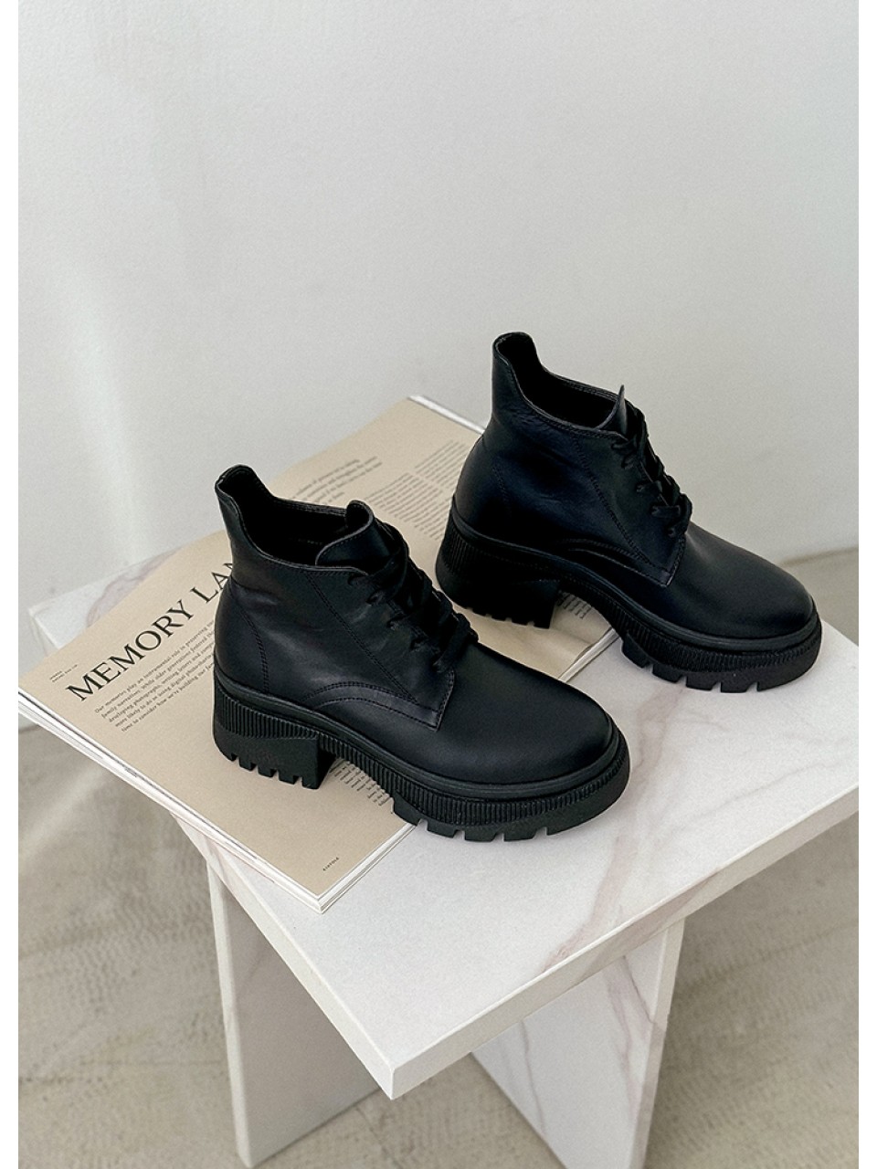 Женские кожаные ботинки на каблуке (байка) черного цвета 34969