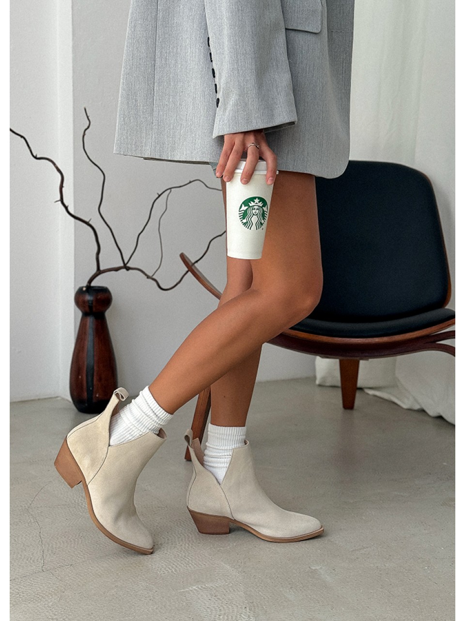 Женские ботинки замшевые казаки (байка) бежевого цвета 34931