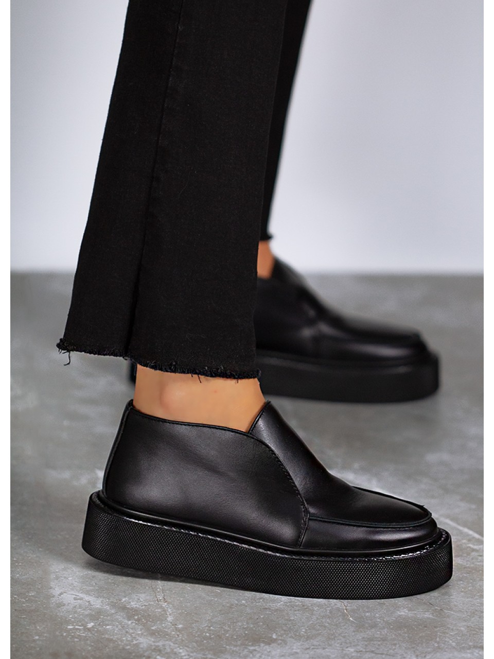 Жіночі короткі шкіряні черевики (хутро) чорного кольору 34831