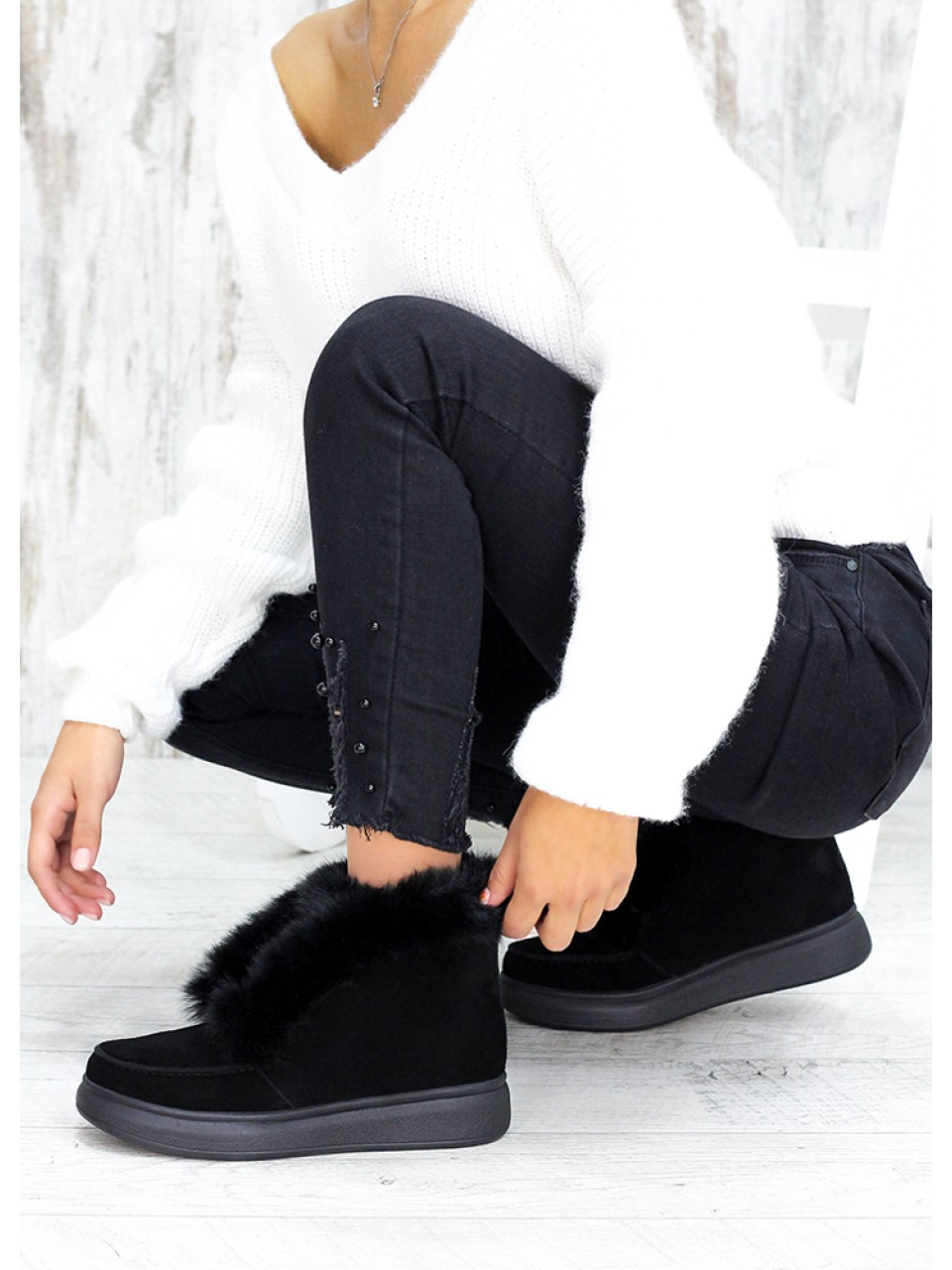 Жіночі замшеві короткі черевики (хутро) чорного кольору 34920