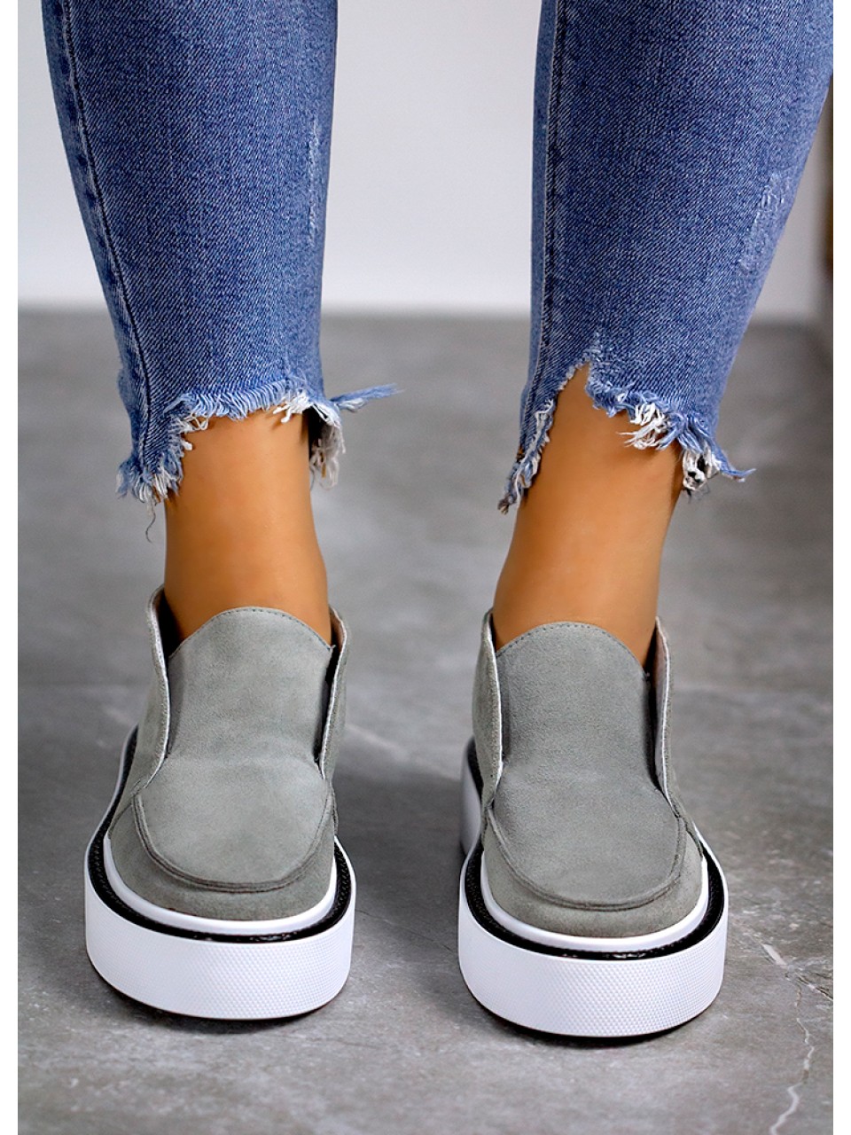 Женские замшевые короткие ботинки на байке серого цвета 34921