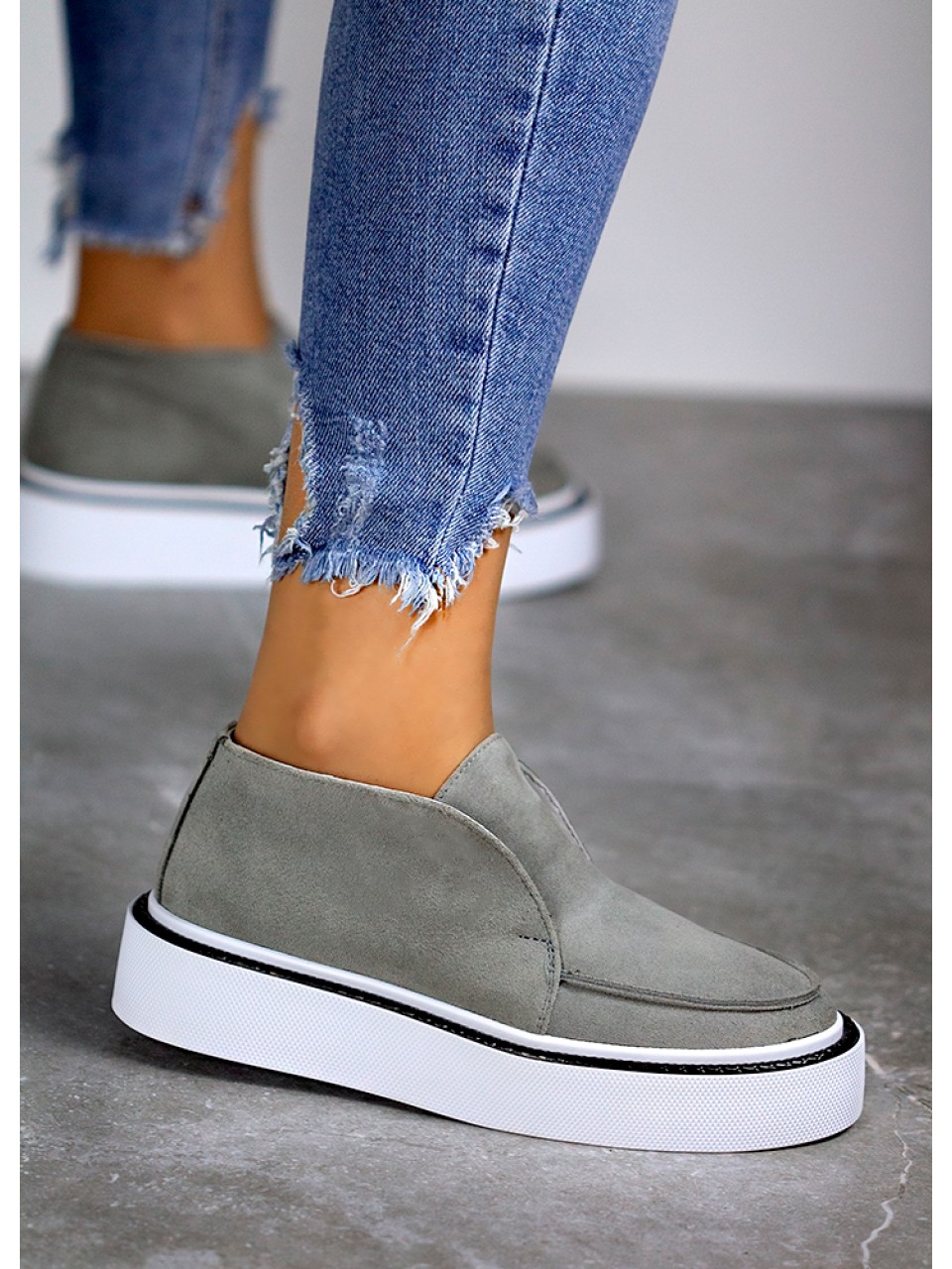 Женские замшевые короткие ботинки на байке серого цвета 34921