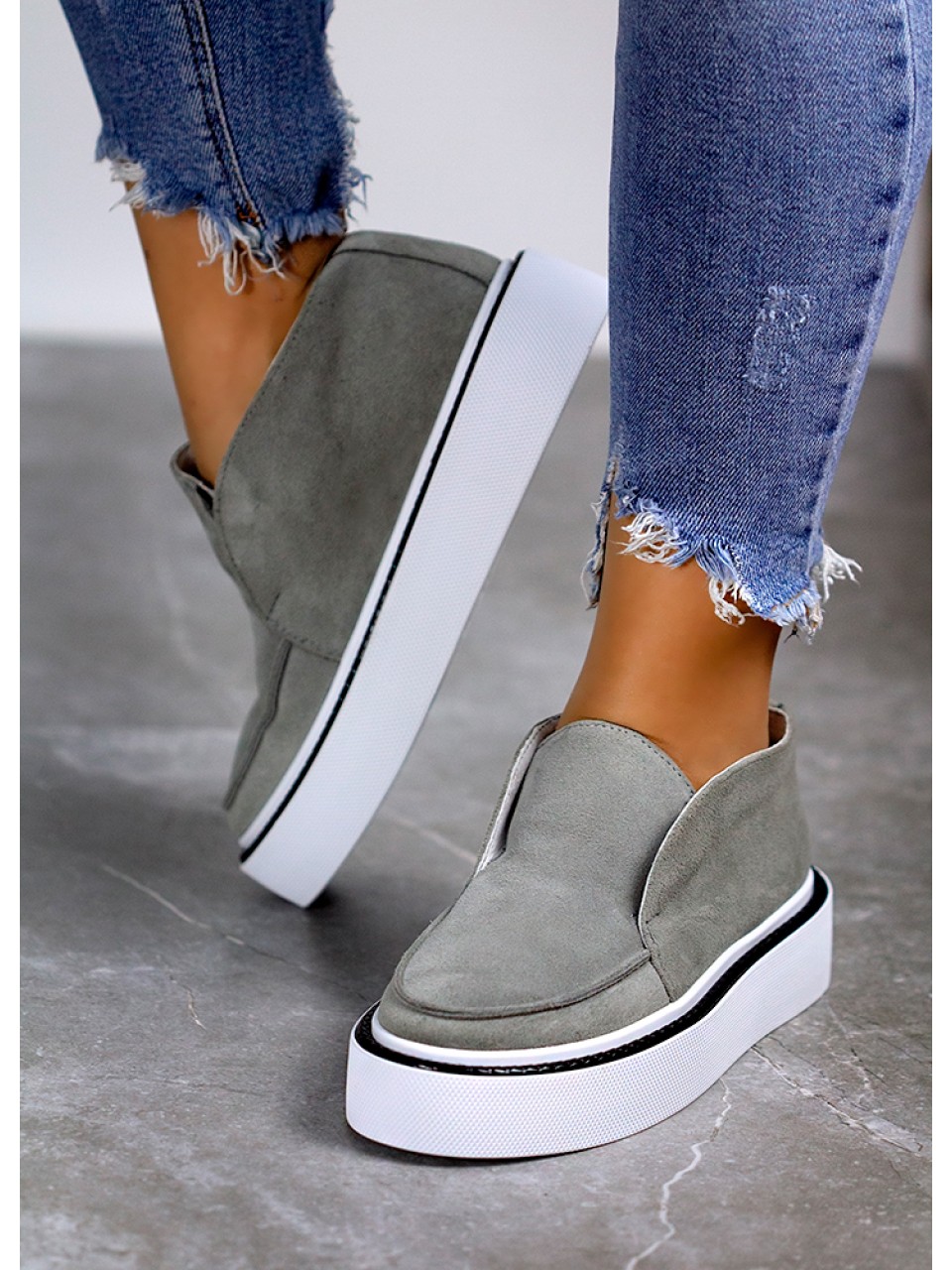 Женские замшевые короткие ботинки на байке серого цвета 34921