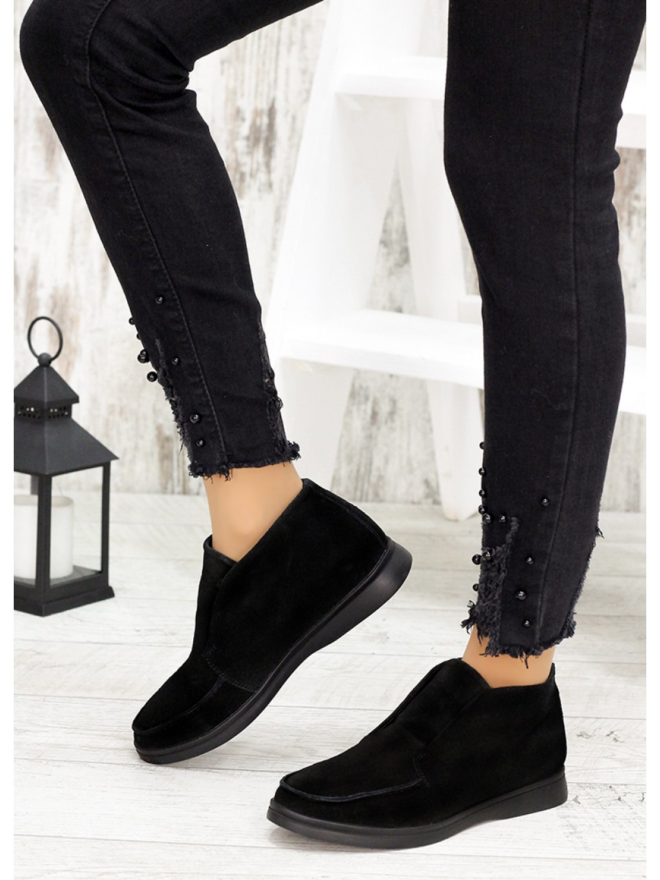 Жіночі замшеві короткі черевики чорного кольору 34919
