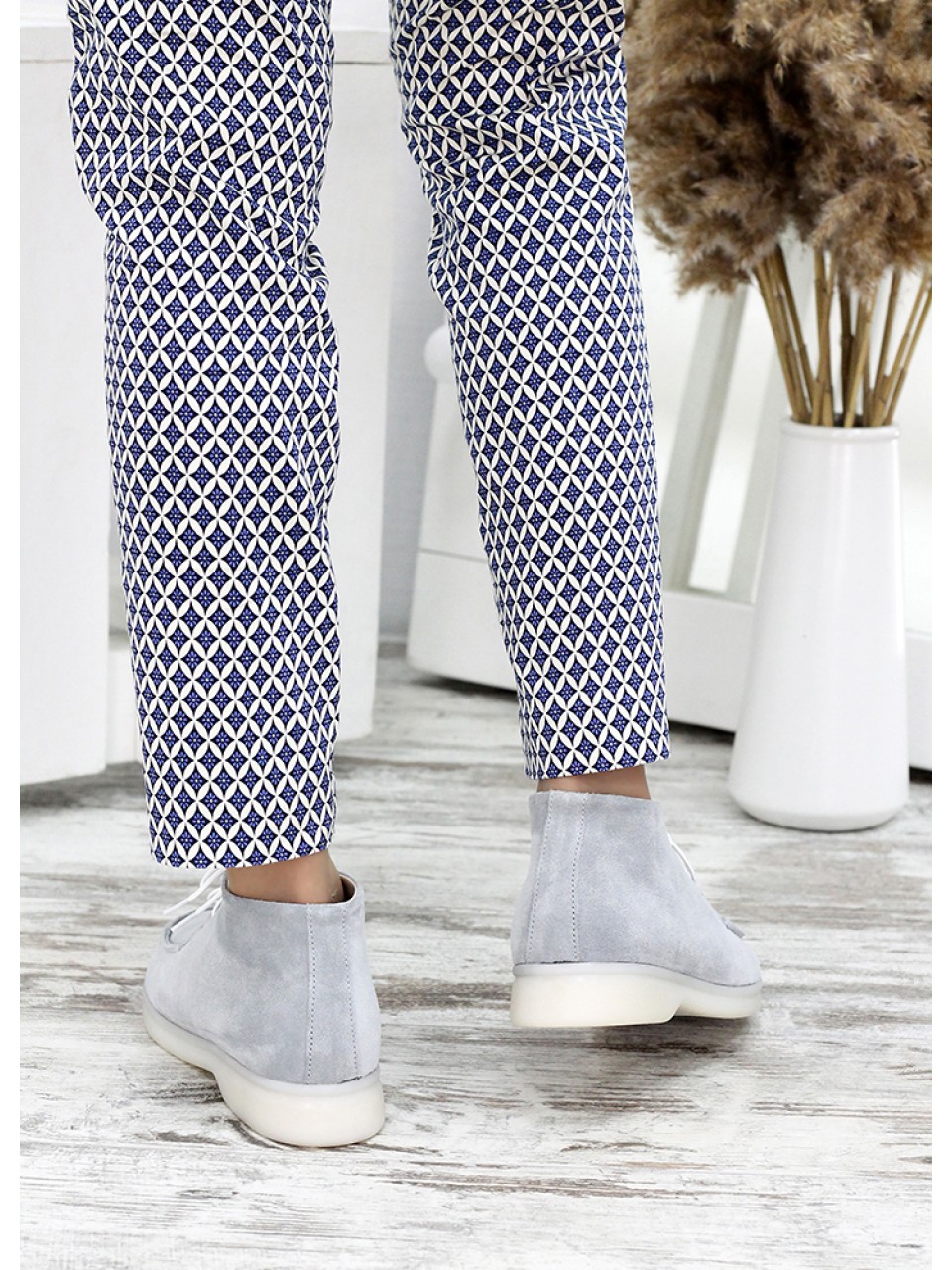 Жіночі замшеві короткі черевики сірого кольору 34916