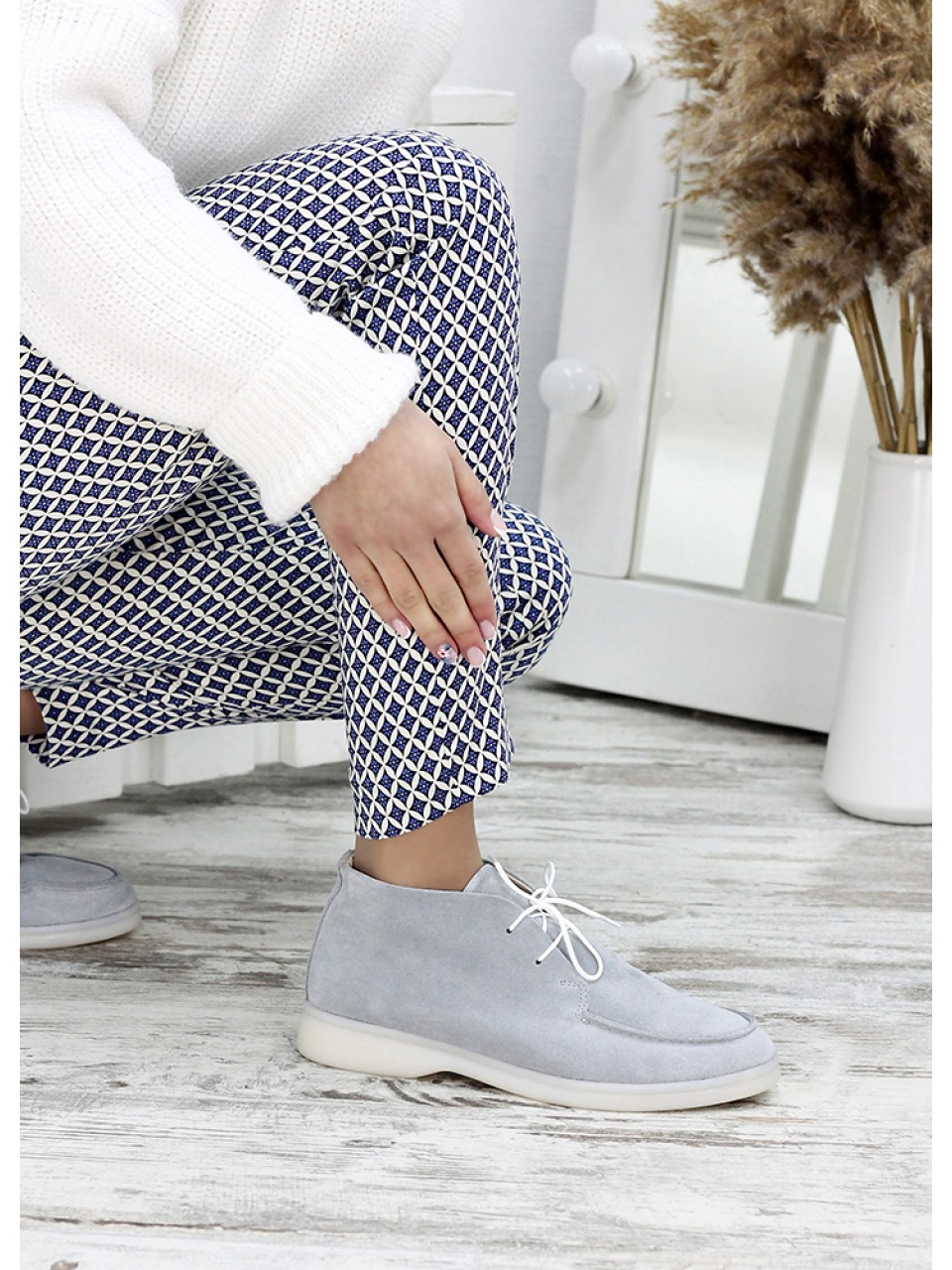 Жіночі замшеві короткі черевики сірого кольору 34916