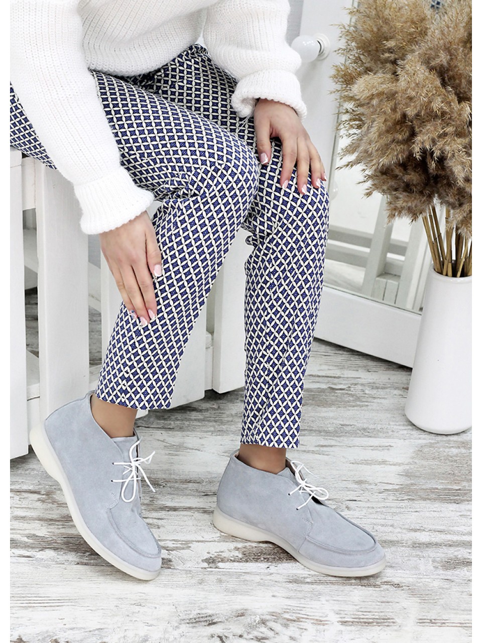 Жіночі замшеві короткі черевики сірого кольору 34916