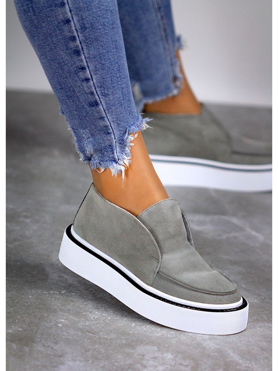 Замшевые женские короткие ботинки на кожаной подкладке серого цвета 34922