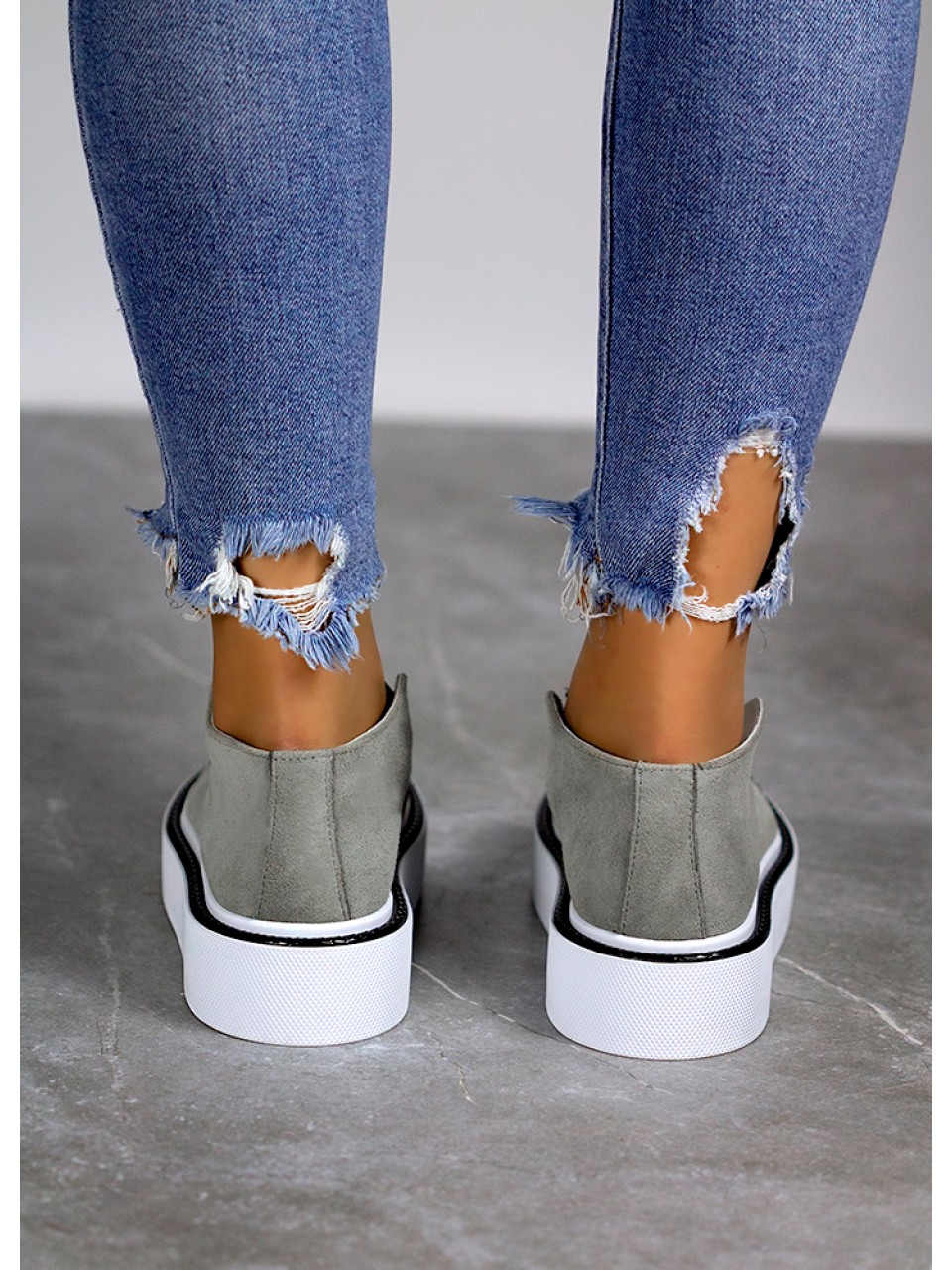 Замшевые женские короткие ботинки на кожаной подкладке серого цвета 34922