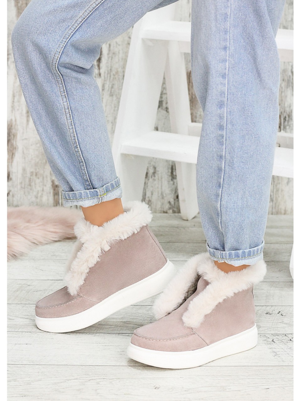 Жіночі замшеві короткі черевики (хутро) пудрового кольору 34924