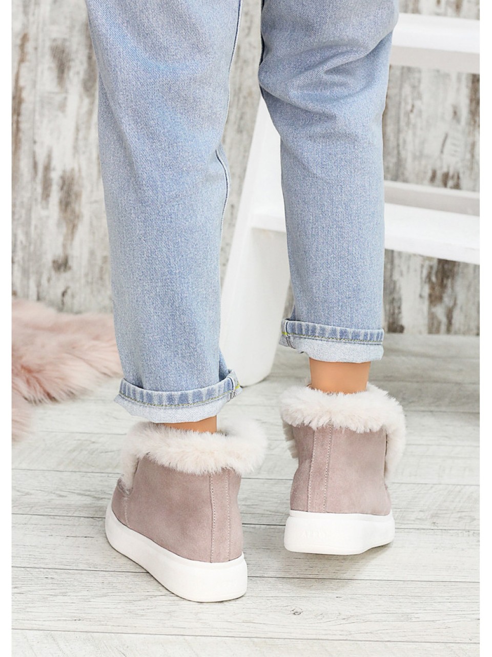 Жіночі замшеві короткі черевики (хутро) пудрового кольору 34924