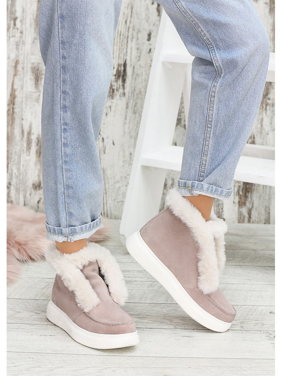 Жіночі замшеві короткі черевики (хутро) пудрового кольору 34924