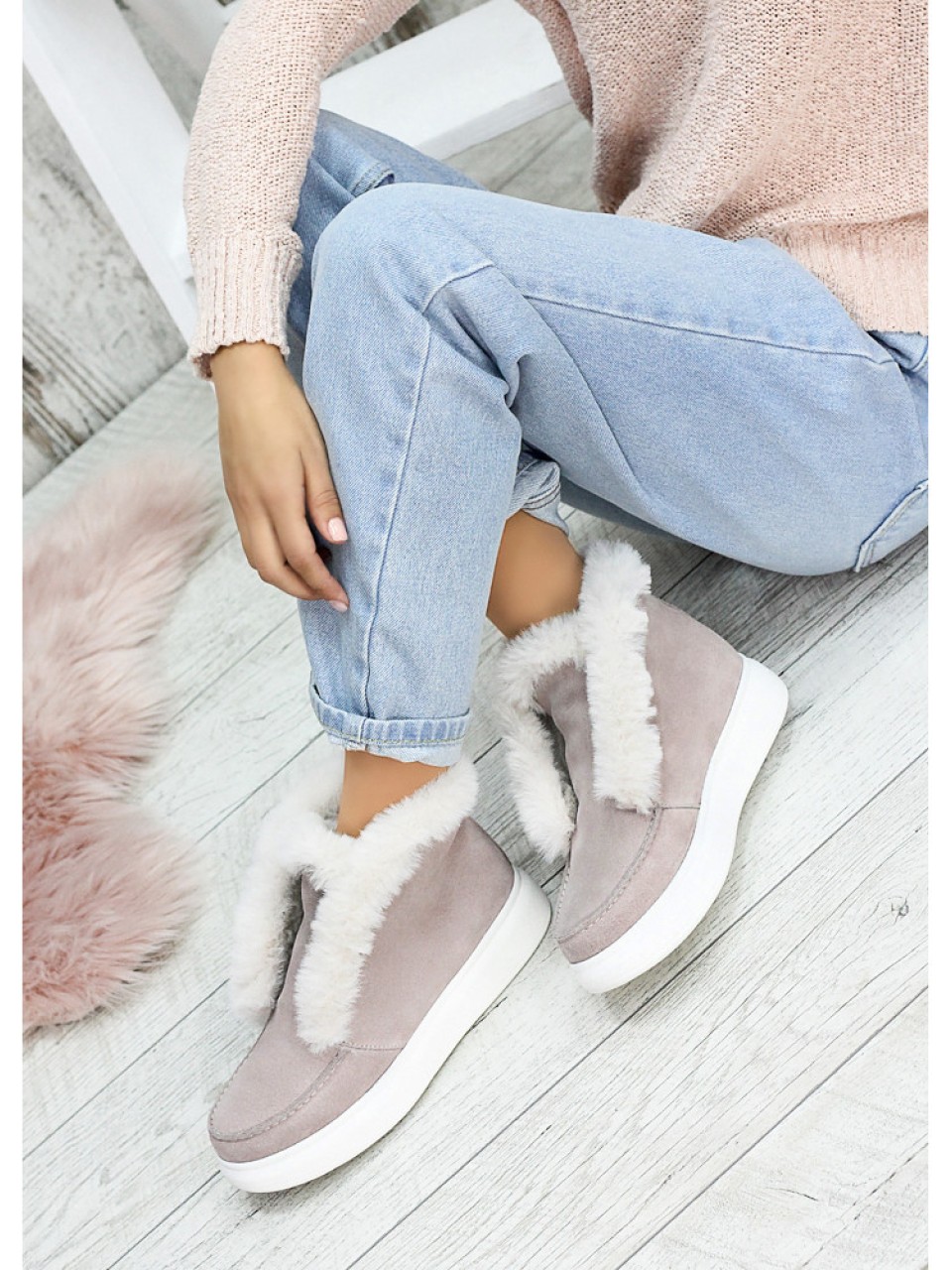 Жіночі замшеві короткі черевики (хутро) пудрового кольору 34924