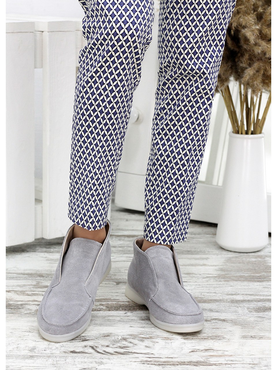 Жіночі замшеві короткі черевики на байці сірого кольору 34923