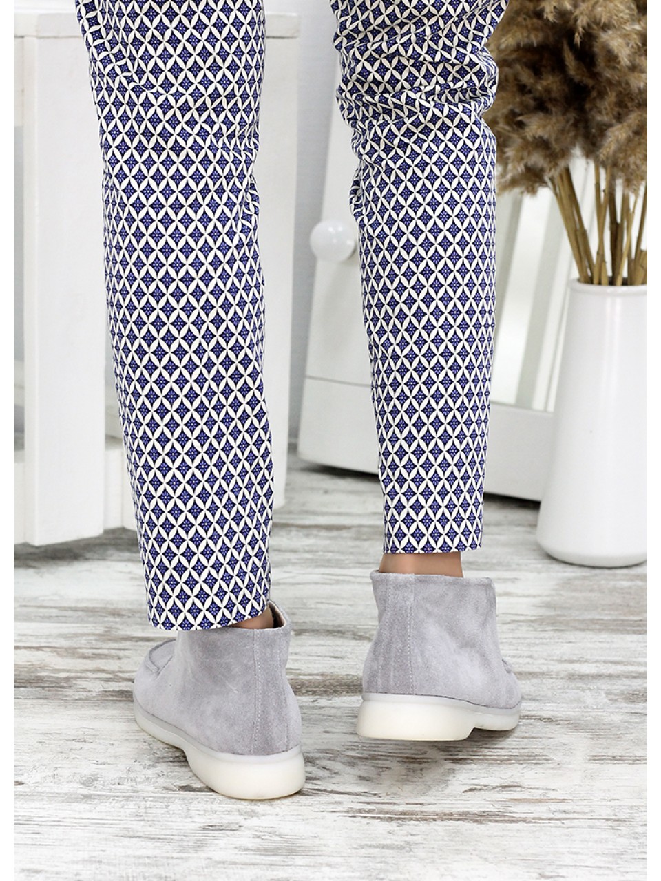 Жіночі замшеві короткі черевики на байці сірого кольору 34923