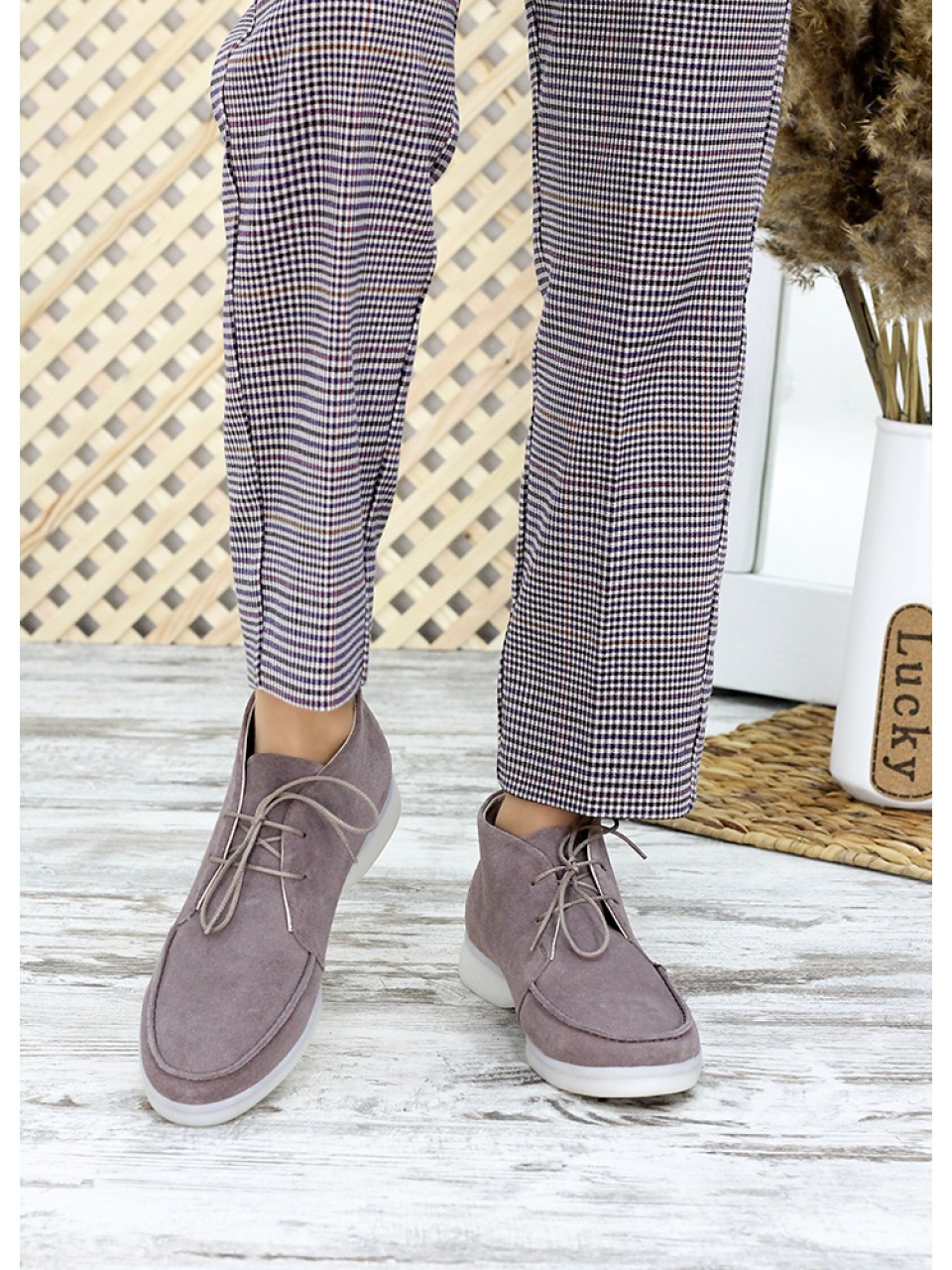 Замшевые женские короткие ботинки кофейного цвета 34918