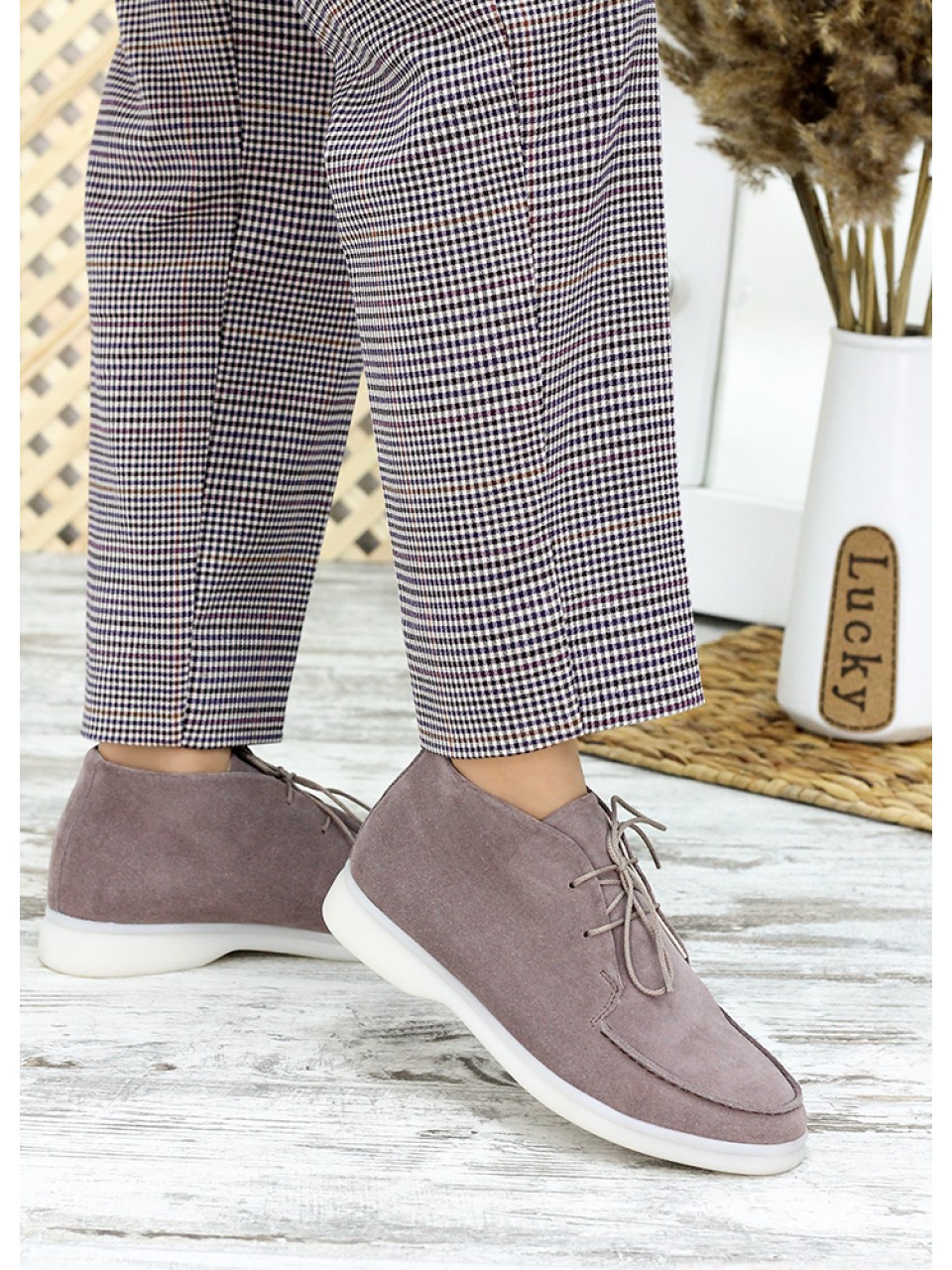 Замшевые женские короткие ботинки кофейного цвета 34918