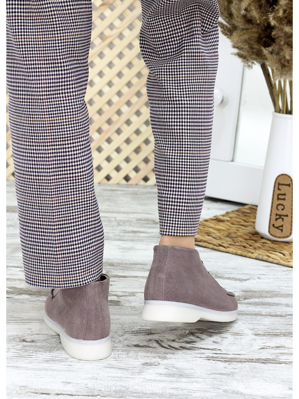 Замшевые женские короткие ботинки кофейного цвета 34918