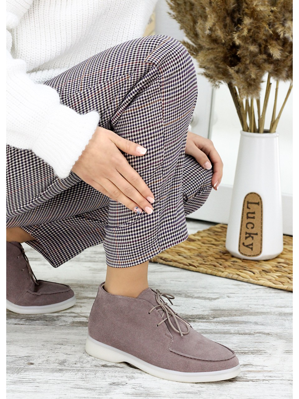 Замшевые женские короткие ботинки кофейного цвета 34918