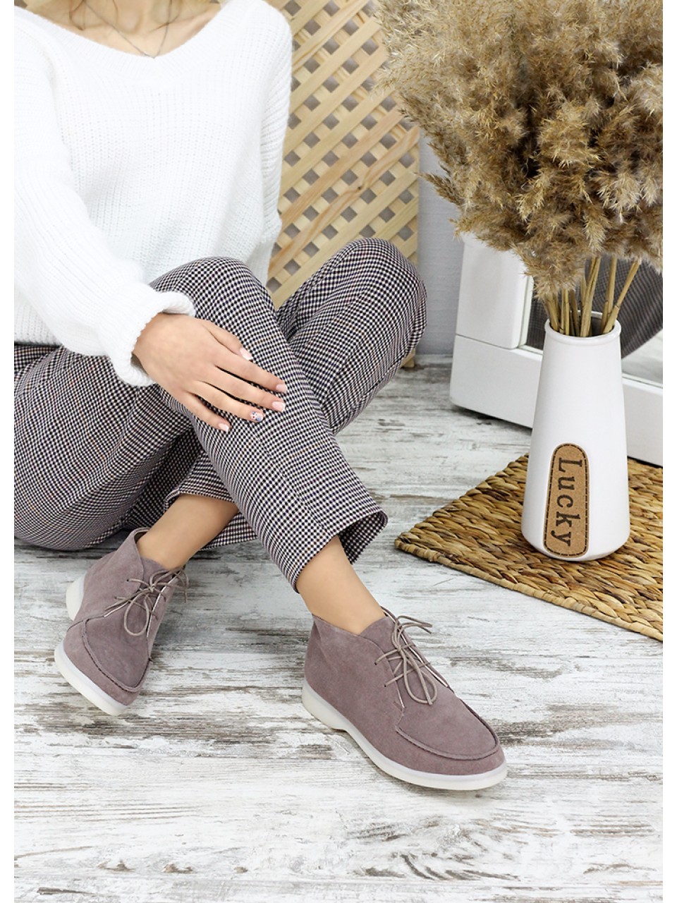 Замшевые женские короткие ботинки кофейного цвета 34918