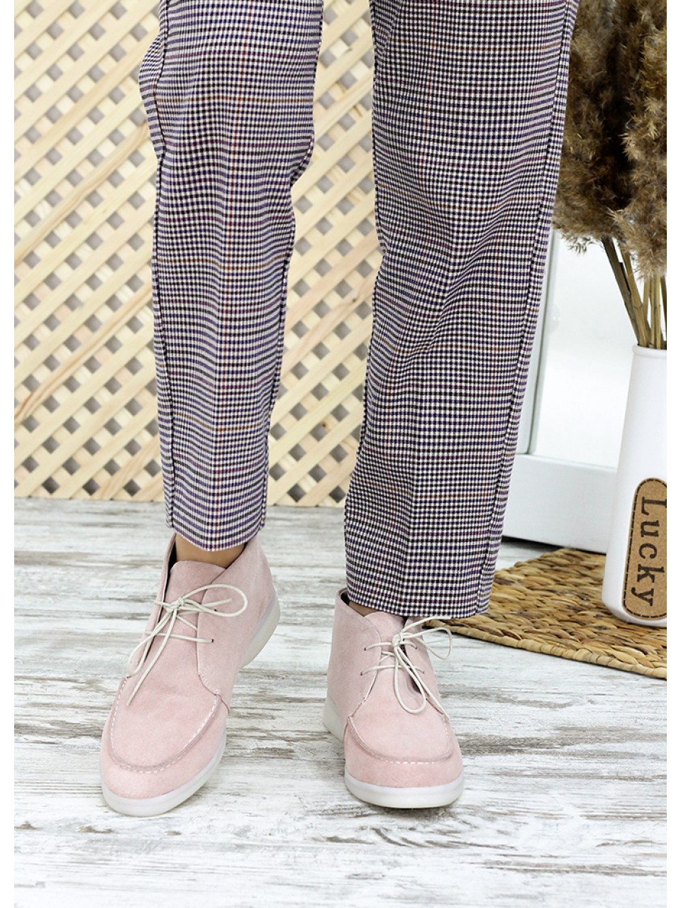 Замшевые женские короткие ботинки пудрового цвета 34917