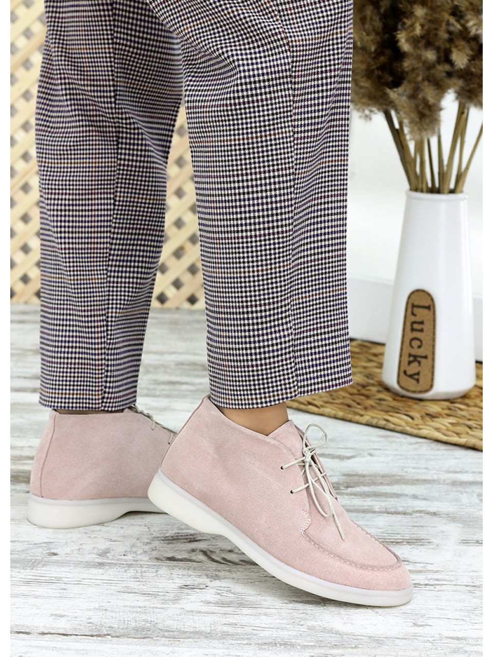 Замшевые женские короткие ботинки пудрового цвета 34917