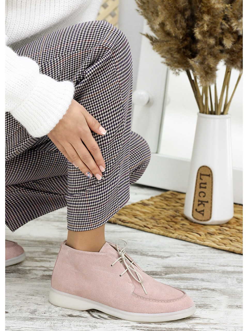 Замшевые женские короткие ботинки пудрового цвета 34917