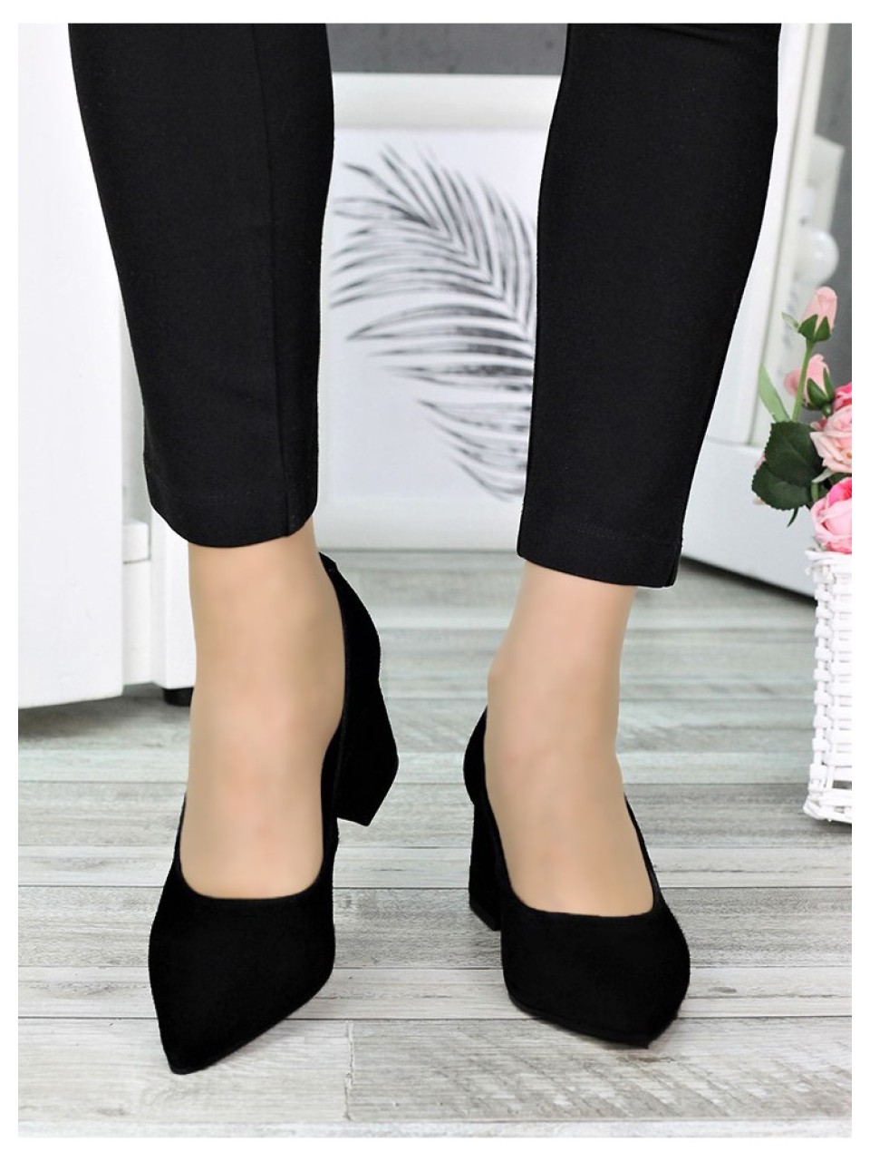 Жіночі замшеві туфлі на каблуку чорного кольору 34797