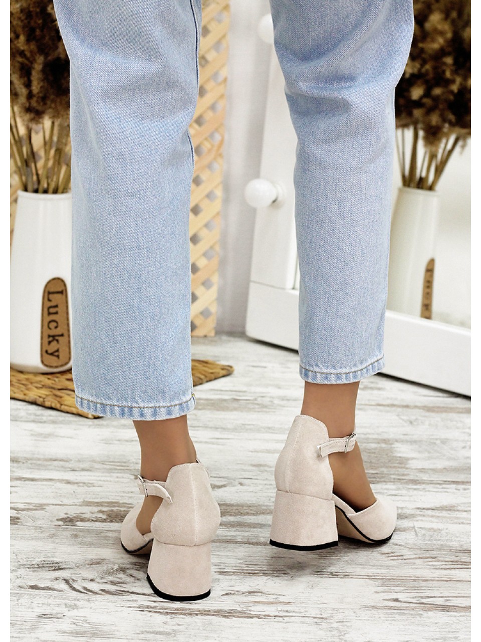 Жіночі замшеві туфлі бежевого кольору 34761