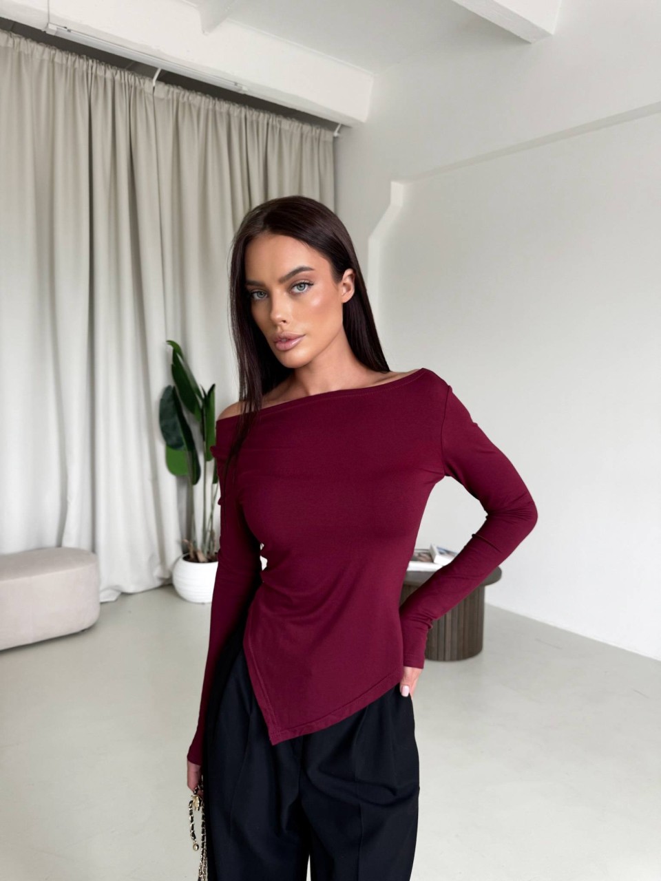 Жіночий асиметричний лонгслів бордового кольору 31795