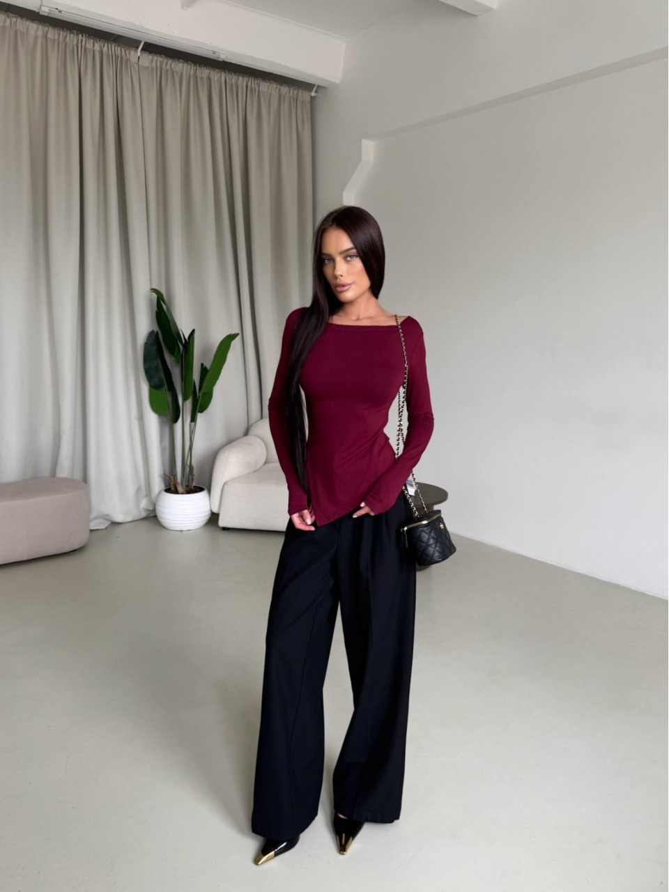 Жіночий асиметричний лонгслів бордового кольору 31795