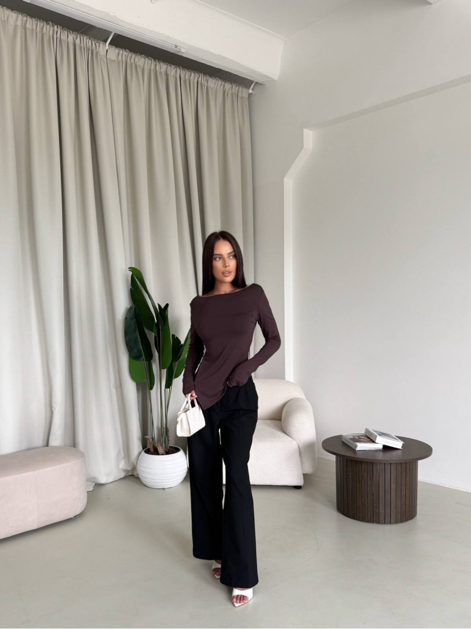 Женский ассиметричный лонгслив коричневого цвета 33987