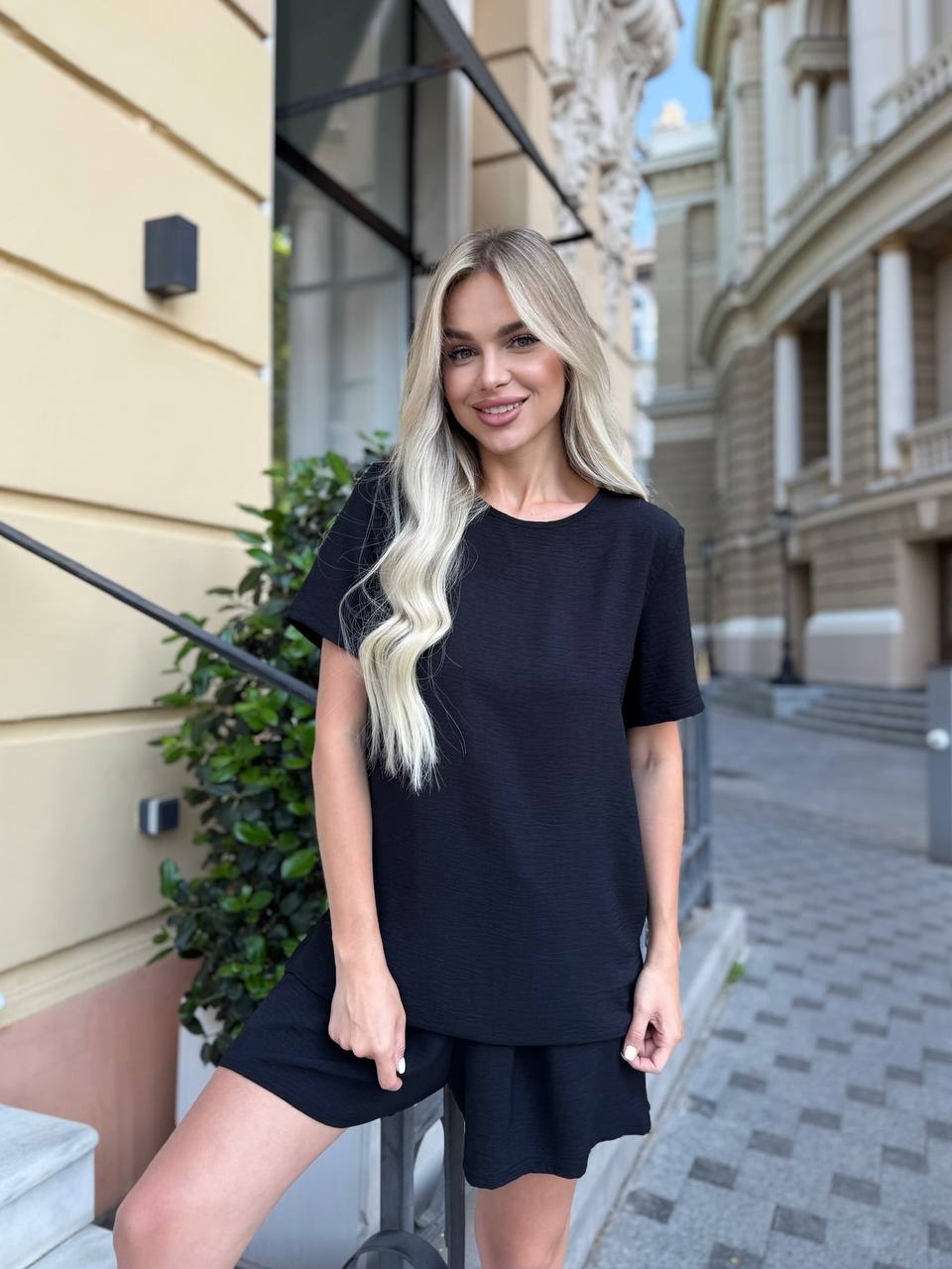 Женский базовый костюм с шортами черного цвета 33644