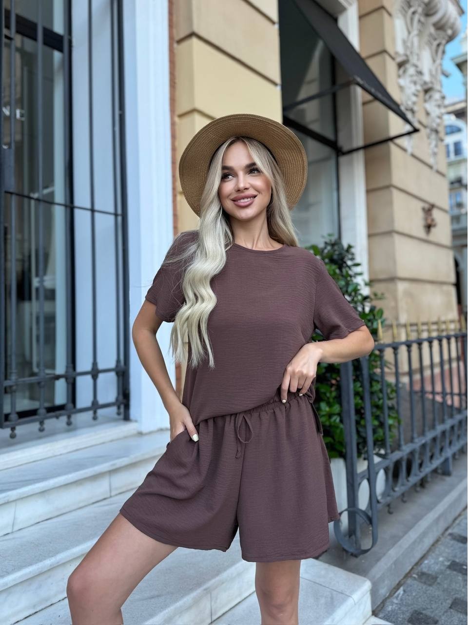 Жiночiй базовий костюм з шортами коричневого кольору 33646