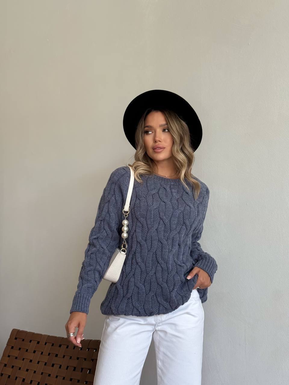 Жіночий базовий светр синього кольору 34362