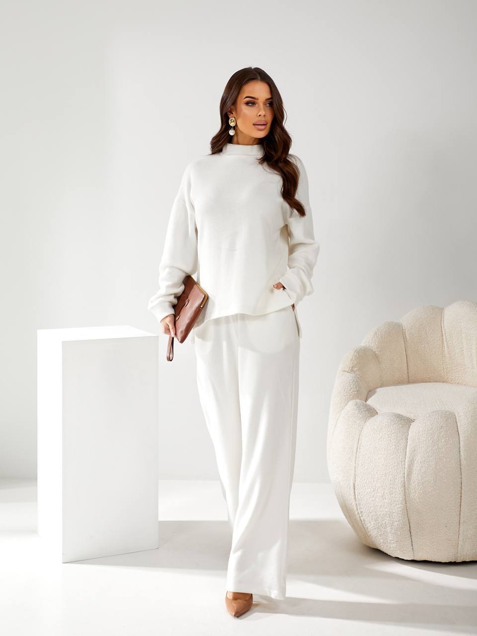 Женский брючный костюм из ангоры молочного цвета 34171