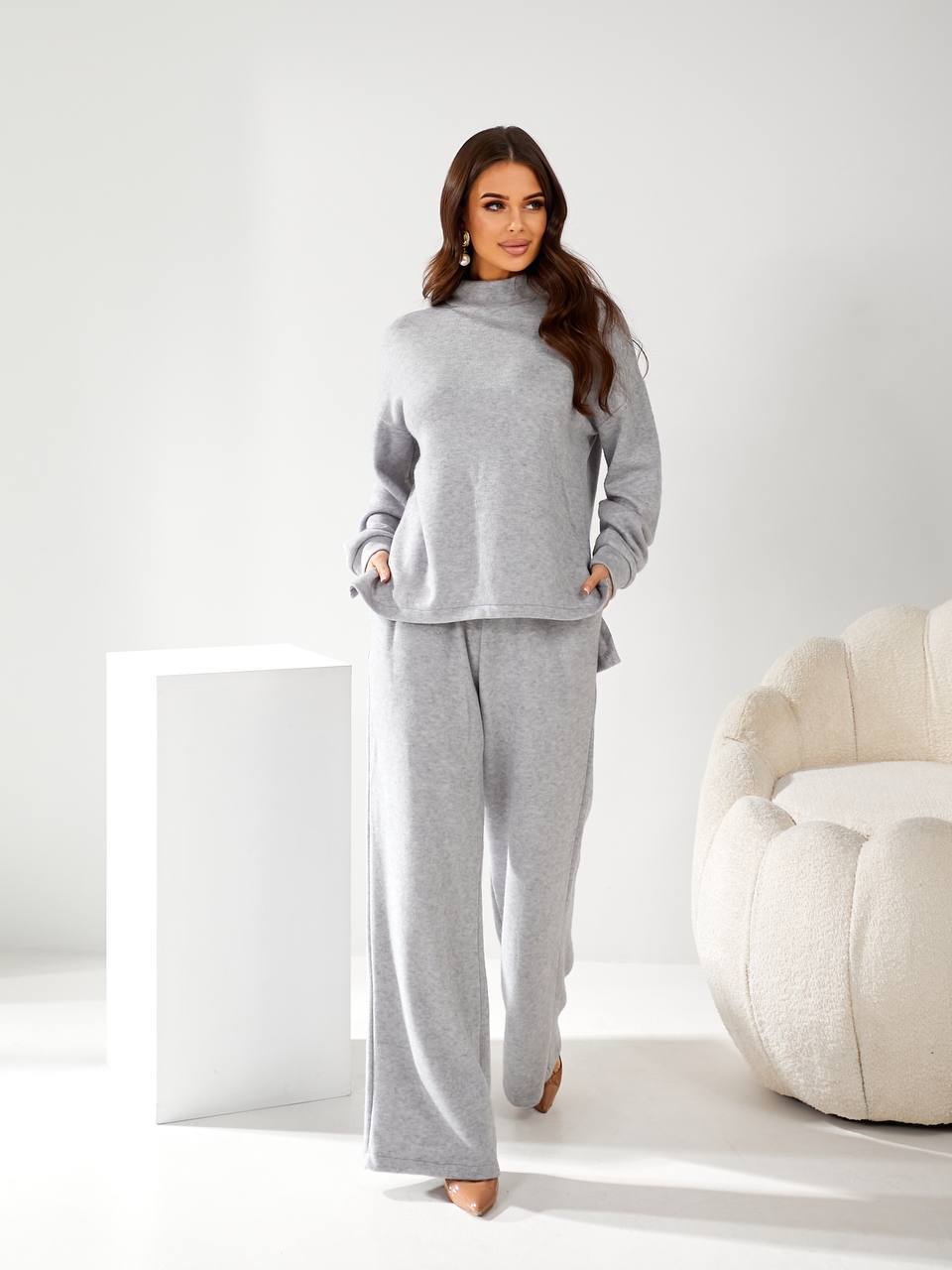 Женский брючный костюм из ангоры серого цвета 34173