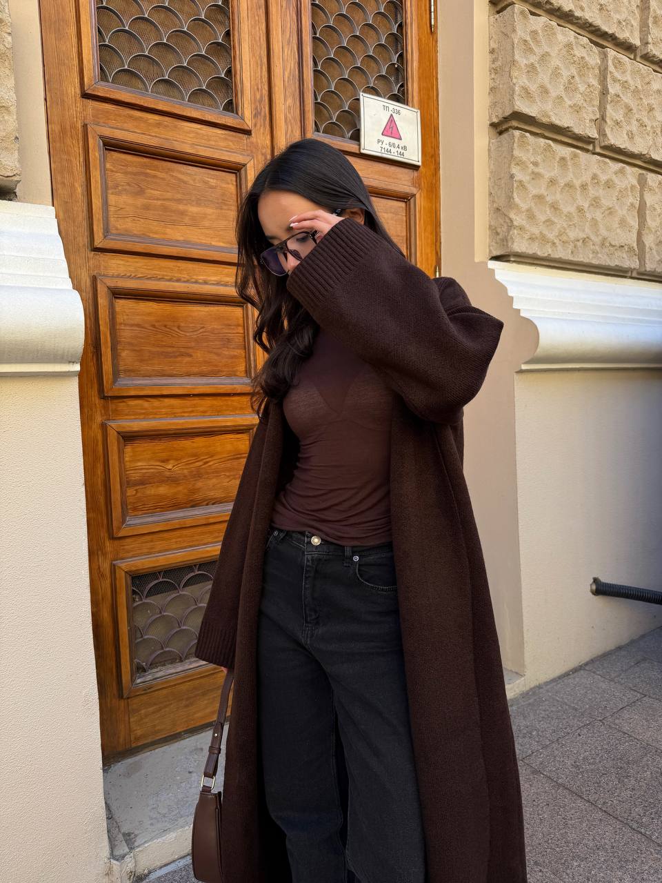 Женский длинный кардиган коричневого цвета 34371