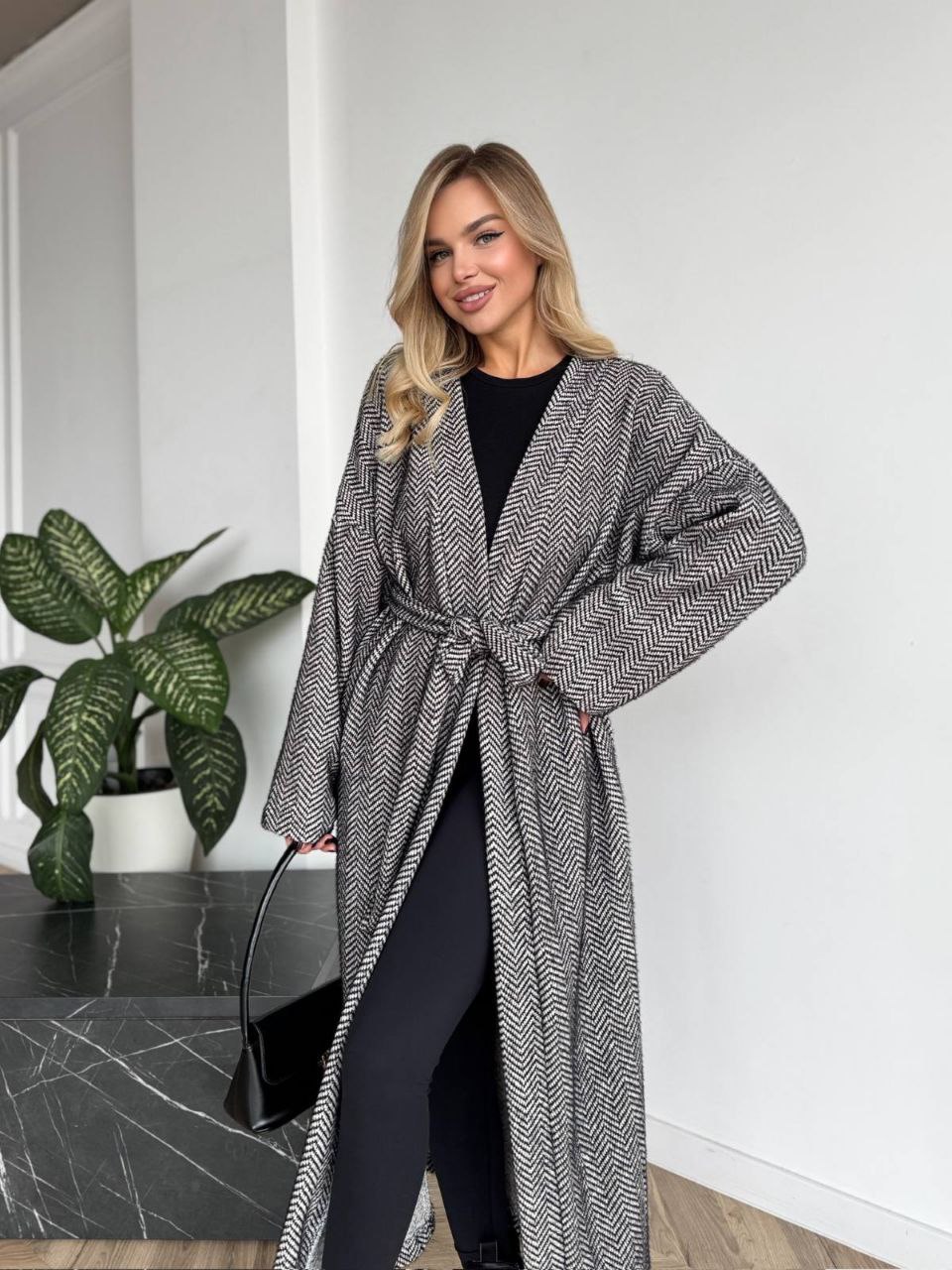 Жіночий довгий кардиган з поясом та кишенями графiтового кольору 35243