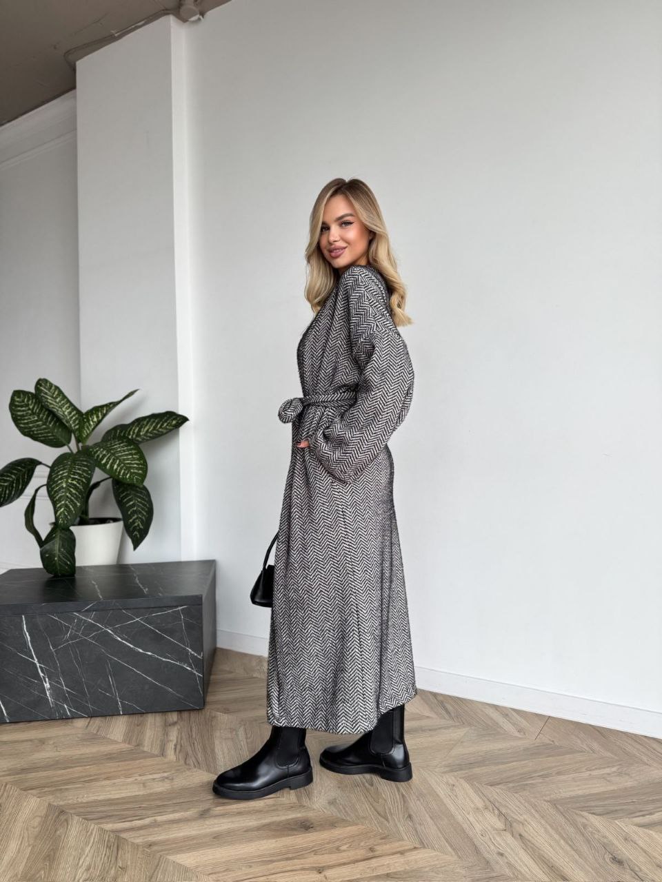 Жіночий довгий кардиган з поясом та кишенями графiтового кольору 35243