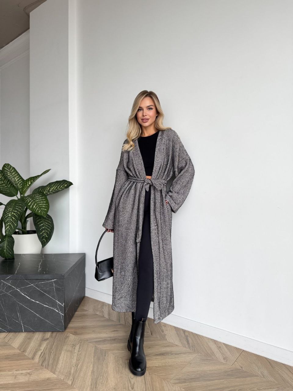 Жіночий довгий кардиган з поясом та кишенями графiтового кольору 35243