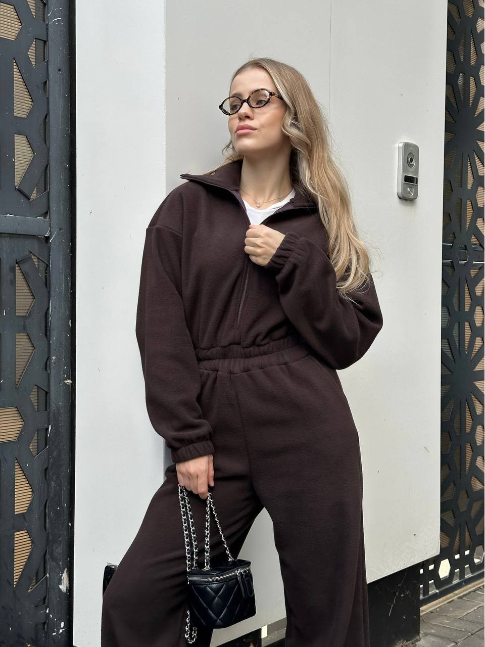 Жiночий флiсовий комбінезон коричневого кольору 35277