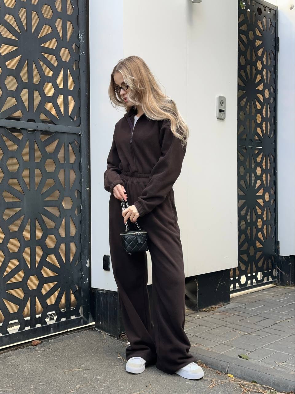 Жiночий флiсовий комбінезон коричневого кольору 35277