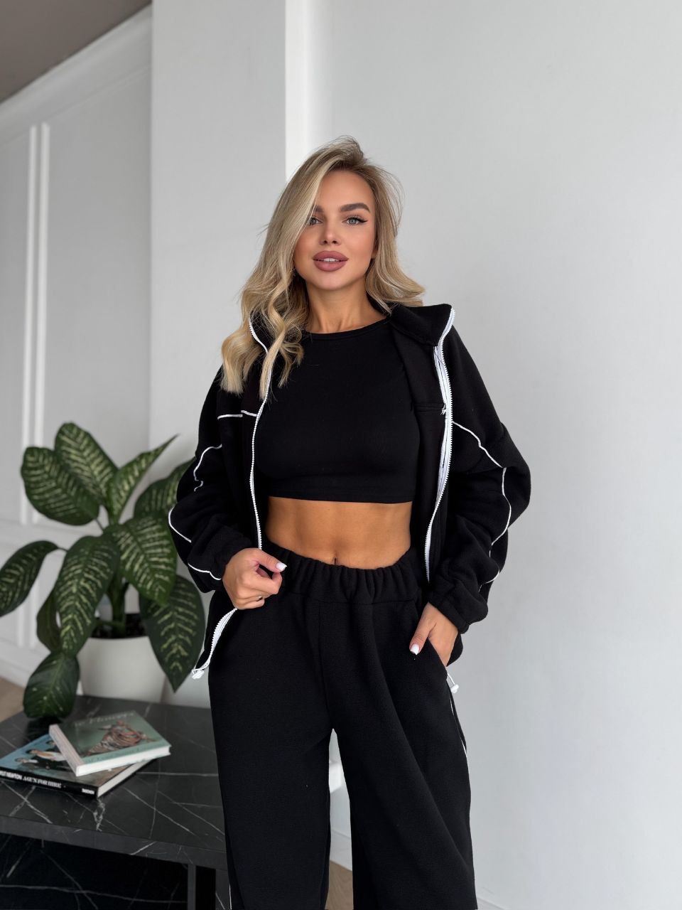 Жіночий флiсовий костюм на змiйцi чорного кольору 34945