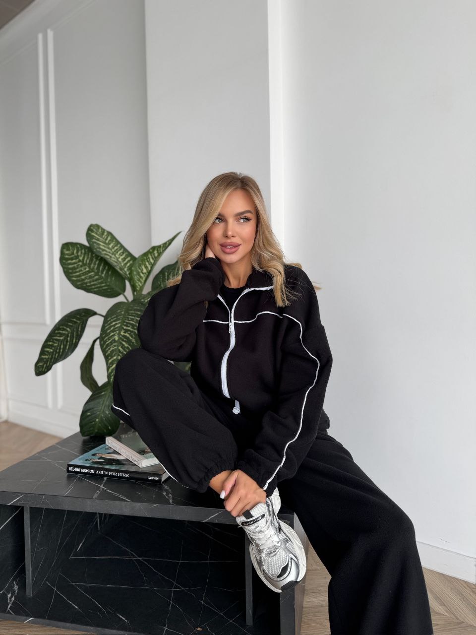 Жіночий флiсовий костюм на змiйцi чорного кольору 34945