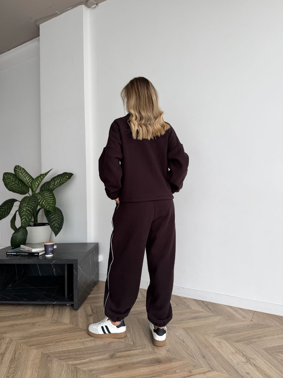 Жіночий флiсовий костюм на змiйцi коричневого кольору 34944