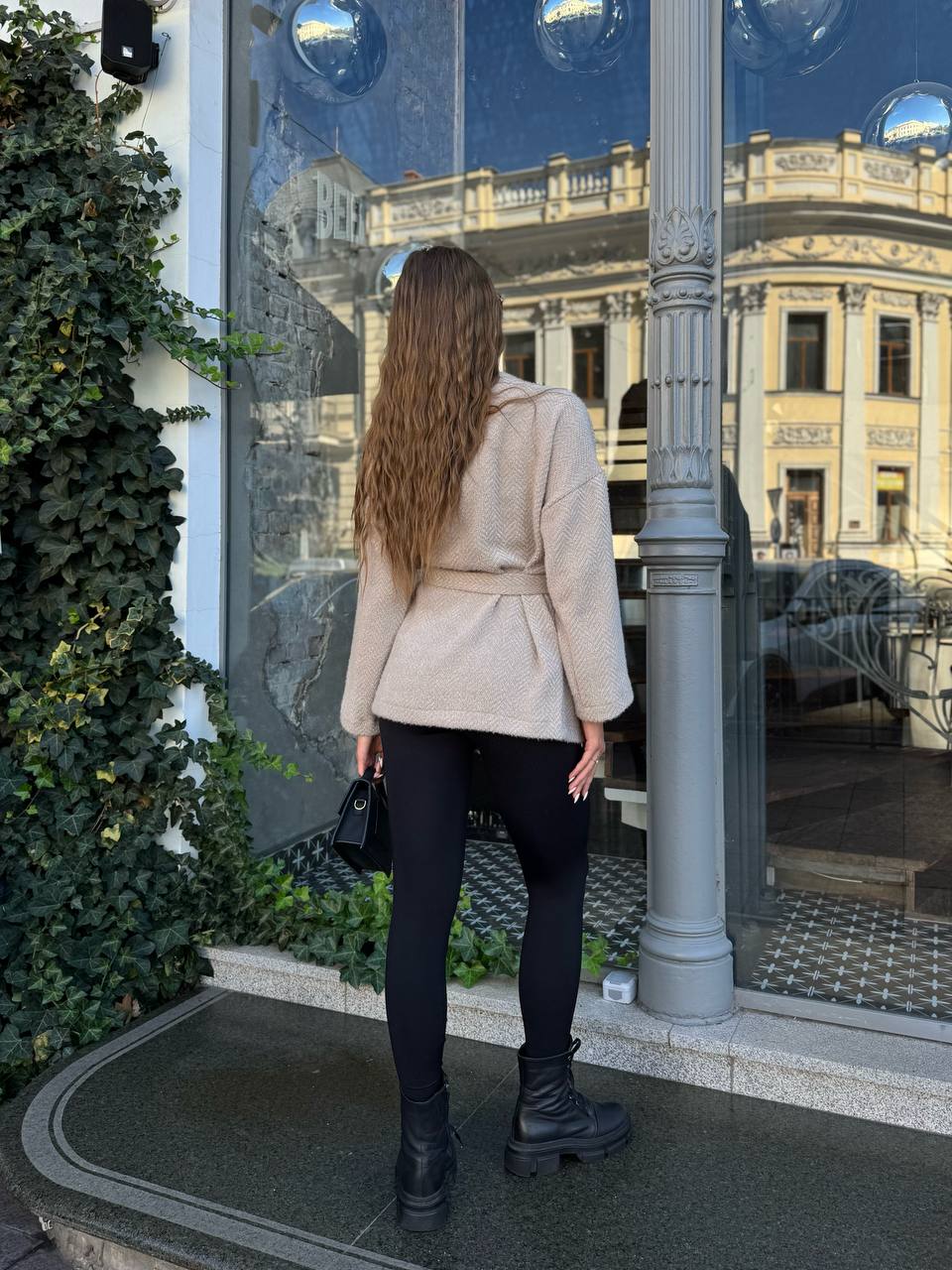 Женский кардиган из альпаки с поясом бежевого цвета 35240