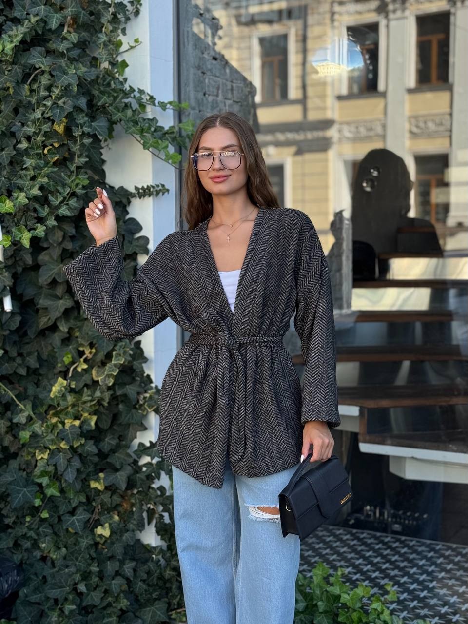 Жіночий кардиган iз альпаки з поясом чорно-бiлого кольору 35236