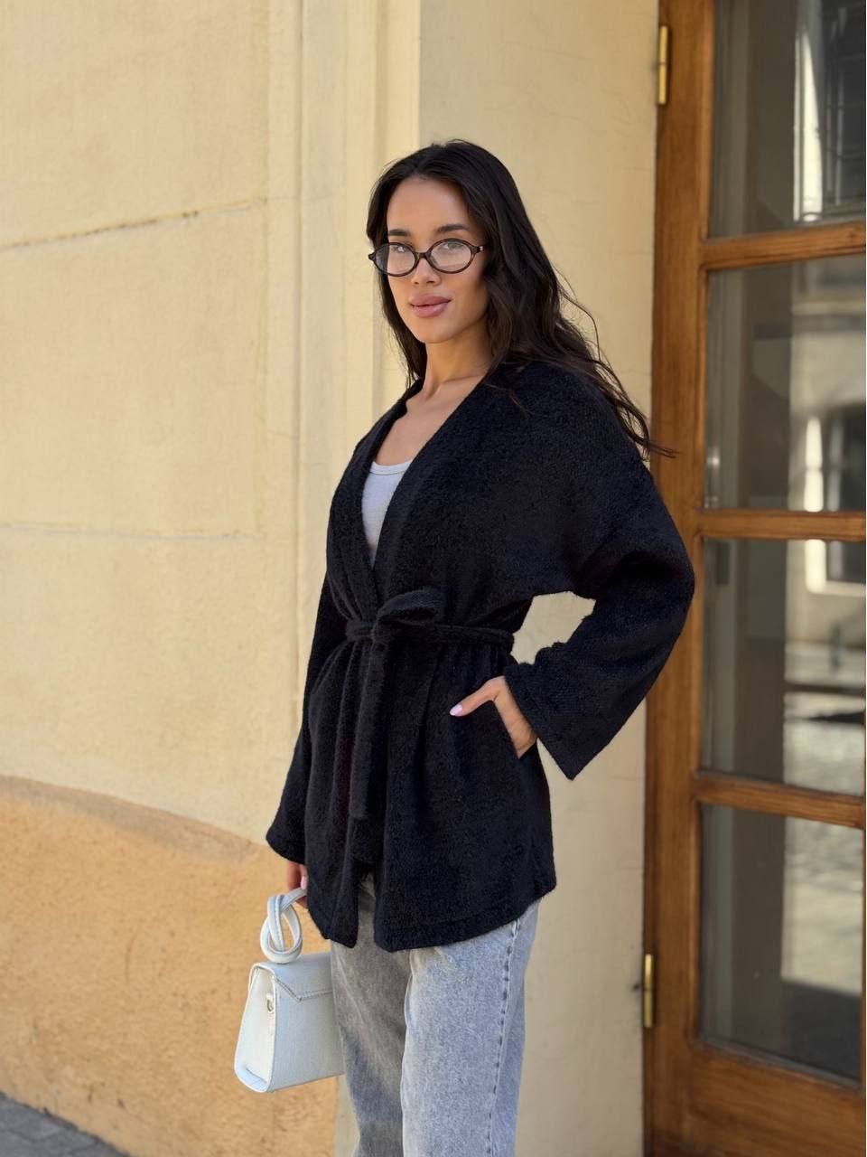 Жіночий кардиган iз альпаки з поясом чорного кольору 35233