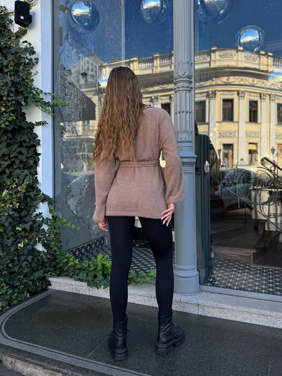 Жіночий кардиган iз альпаки з поясом кавового кольору 35239